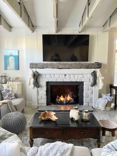 Historic Cobblestone Carriage House near Downtown