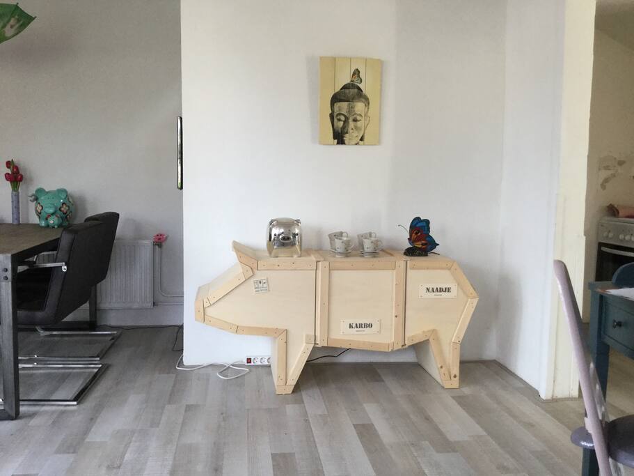 De varkenskast met de namen van onze Kune kunes..