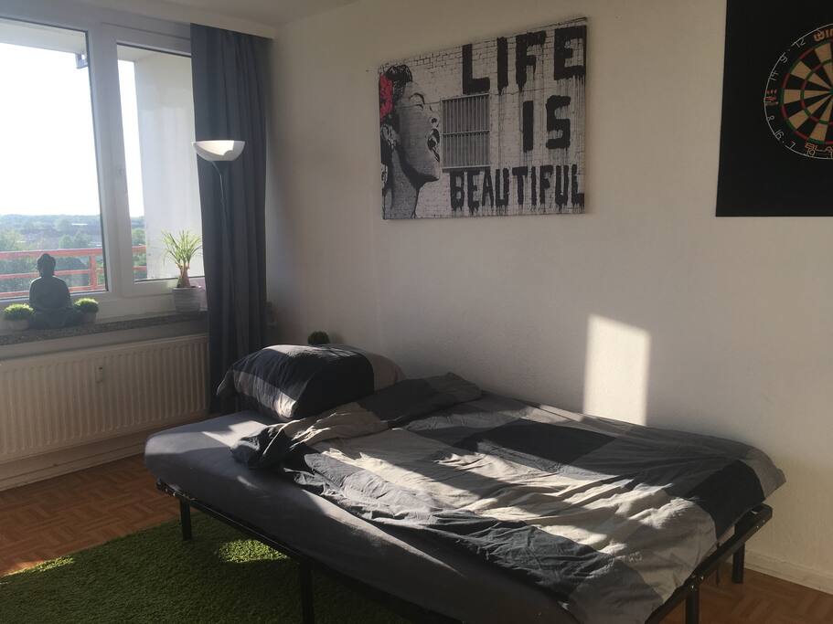 1,40 * 2,00 m Bett - Vorhänge verdunkeln den Raum komplett