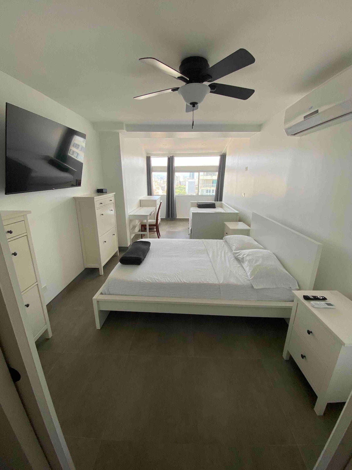 Queensize bed, met nieuw matras en matrastopper voor een comfortabelere nachtrust. Een groot dagbed met dressoir, nachtkastje, schoenenopslag, bureau, stoel, airco, HD-tv en Penthouse City Views.