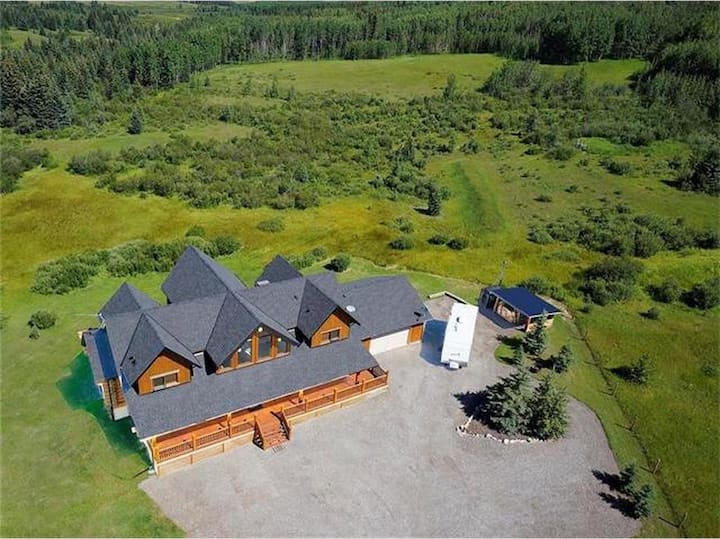 Canadian Log Home with 5 Bedrooms
