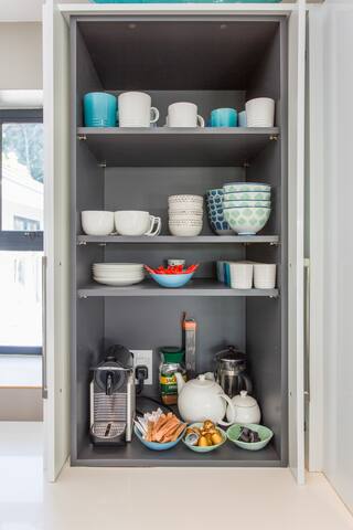 Exquisitely Designed Home on the Mountain in Constantia gallery image 4