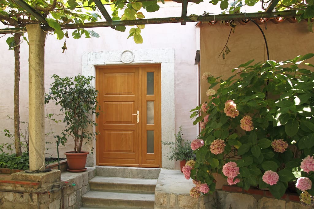 Entrance to the Hortenzia house