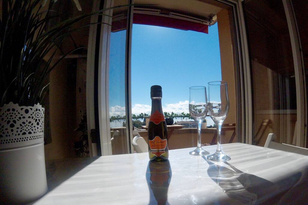 Cuisine ouverte sur le balcon, plein sud // kitchen with access to south-exposed balcony
