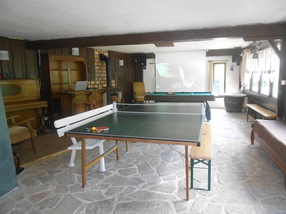 Notre salle commune, tennis de table, billard, écran géant...