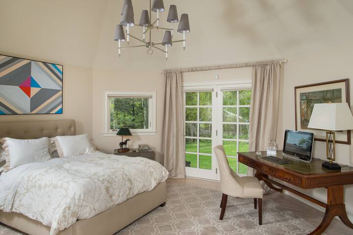 Charming new construction suite
The Ritz amenities