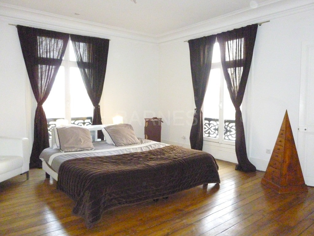 Родителска/ главна спална соба во апартман со прелив и кревет  200x200 - 1 кат