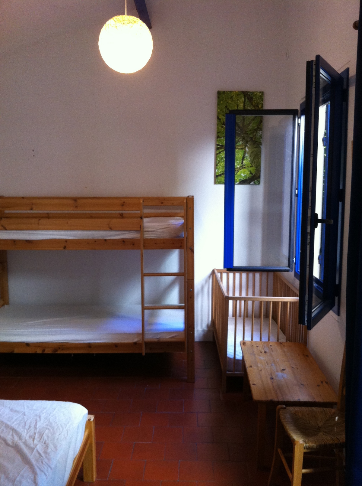 Chambre : 2 lits individuels superposés et un lit bébé