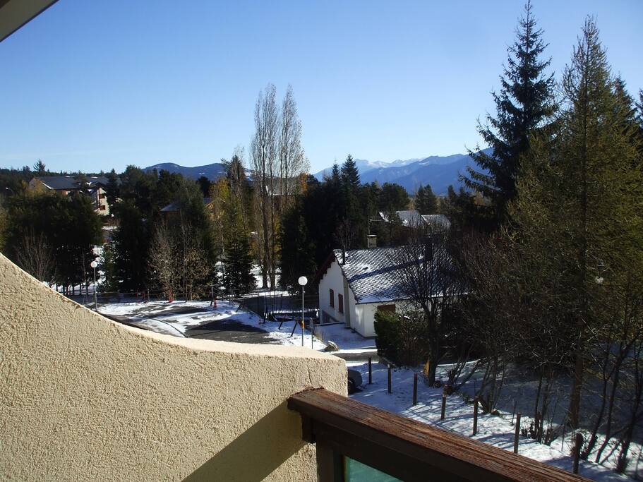 vue sur pyrénées depuis le balcon