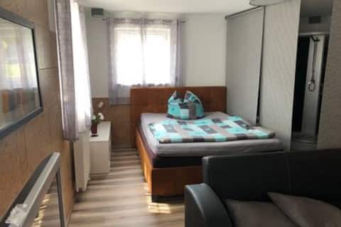 Super cozy apartment, top rated, near Rgbg