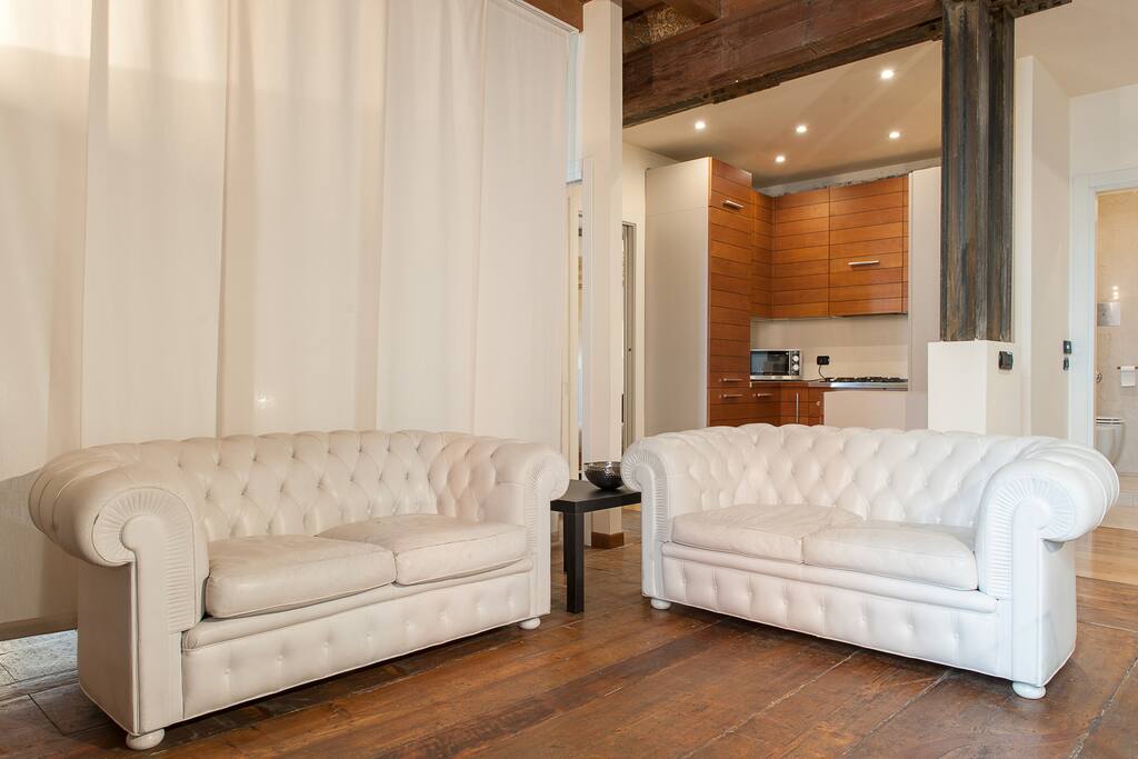 Soggiorno con separè per camera da letto - living room with a hanging panel
