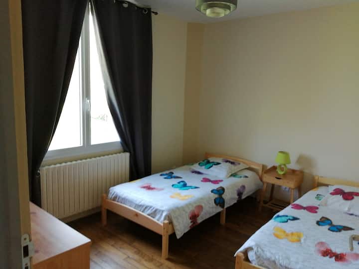 Кревет 90/200
Постелнината не е задолжителна. Прозорец во задниот дел од погледот кон градината на куќата. 