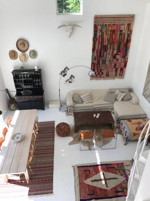 Livingroom and dining table, Two double doors facing the water
