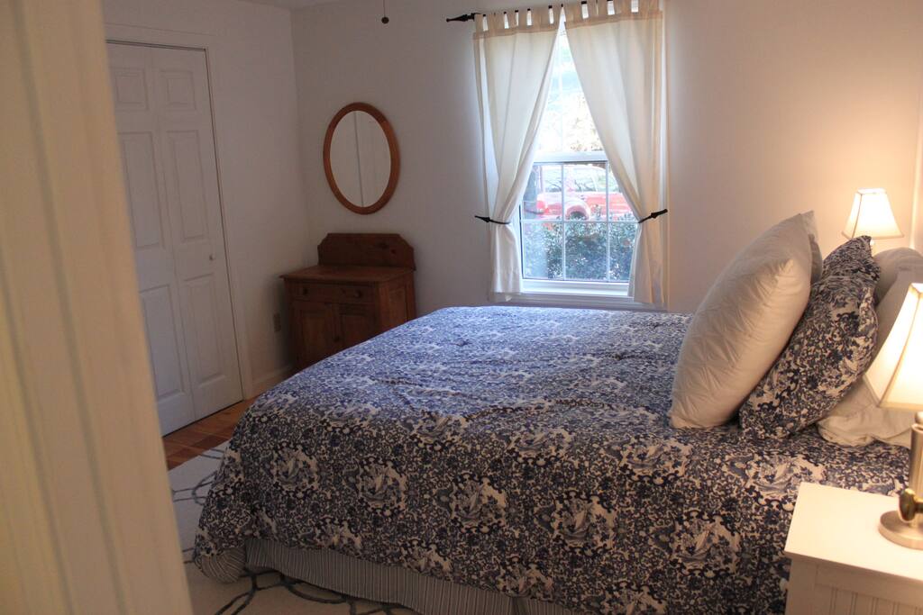 First floor bedroom (queen).