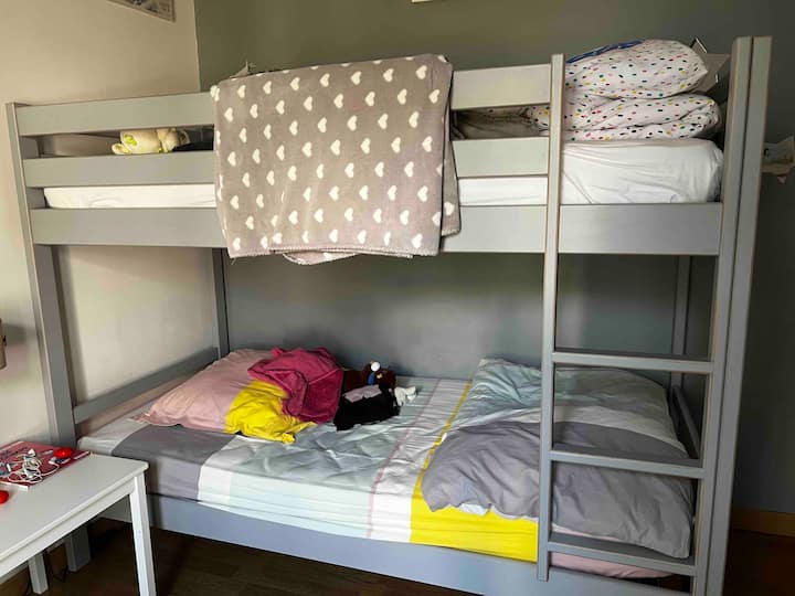 Spavaća soba s krevetima na kat