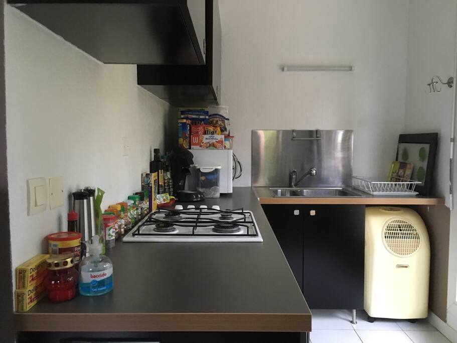 Cuisine avec accès direct au jardin et à la terrasse.