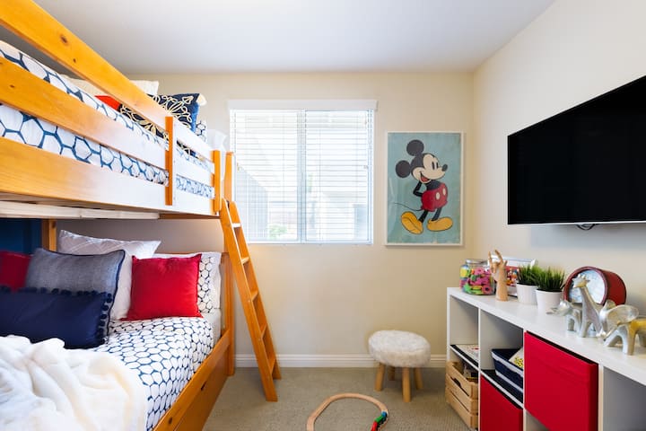 Best Airbnbs Near Disneyland featured by top US Disney blogger, Marcie and the Mouse: Bedroom 3