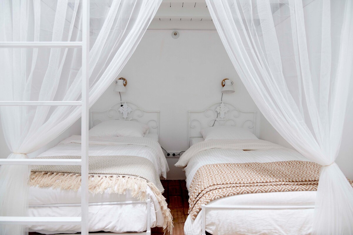 חדר שינה 3 עם שתי מיטות נוחות, מצעי כותנה מצריים רכים... יתושים בחינם !