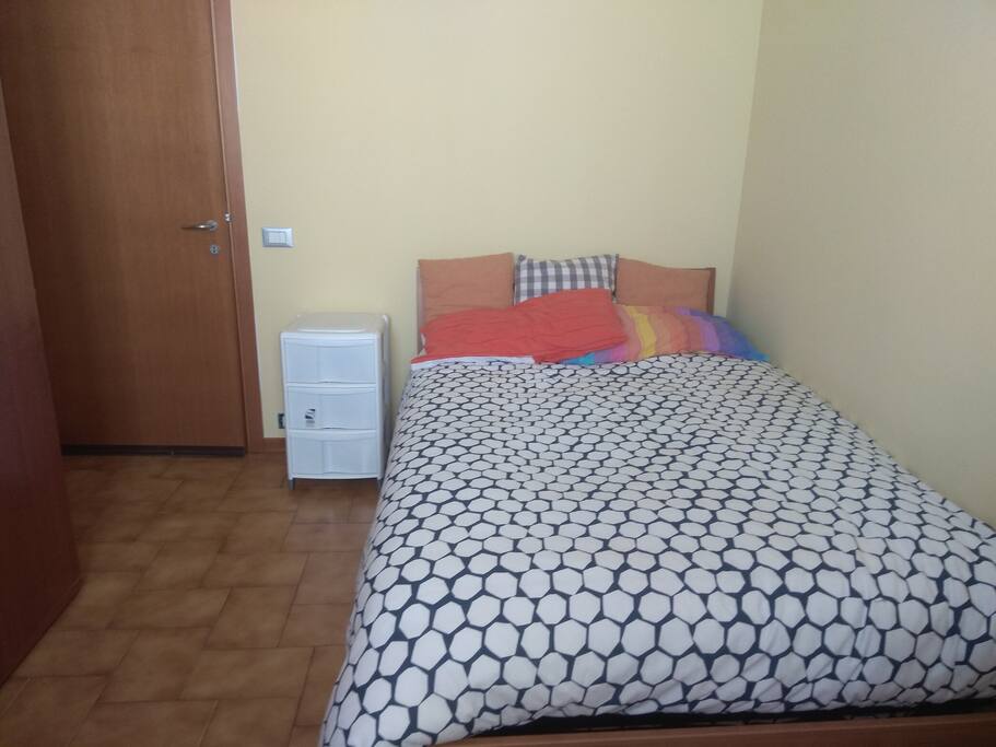 stanza singola con letto a una piazza e mezza e possibilità di tv in camera