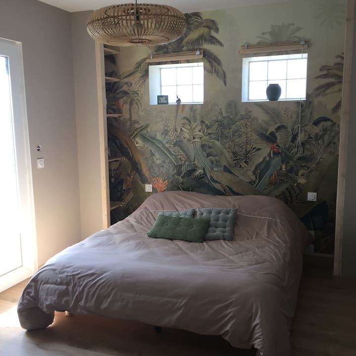 dhomë gjumi kryesore me banjë
e ndezur 160 zyra e monedhave.
Dhomat e gjumit të shtëpisë janë të ndara nga dhoma e ndenjjes.