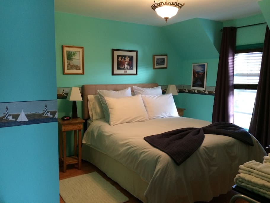 Gehrig Room - Queen Bed