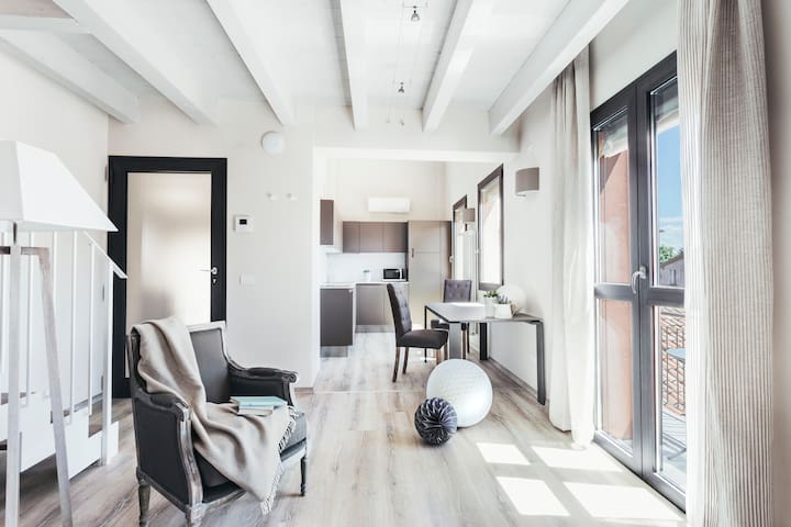 Bright 2 Bedroom apt. facing Servi Church