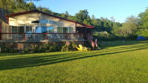 Large unique lakefront home with huge yard/hot tub