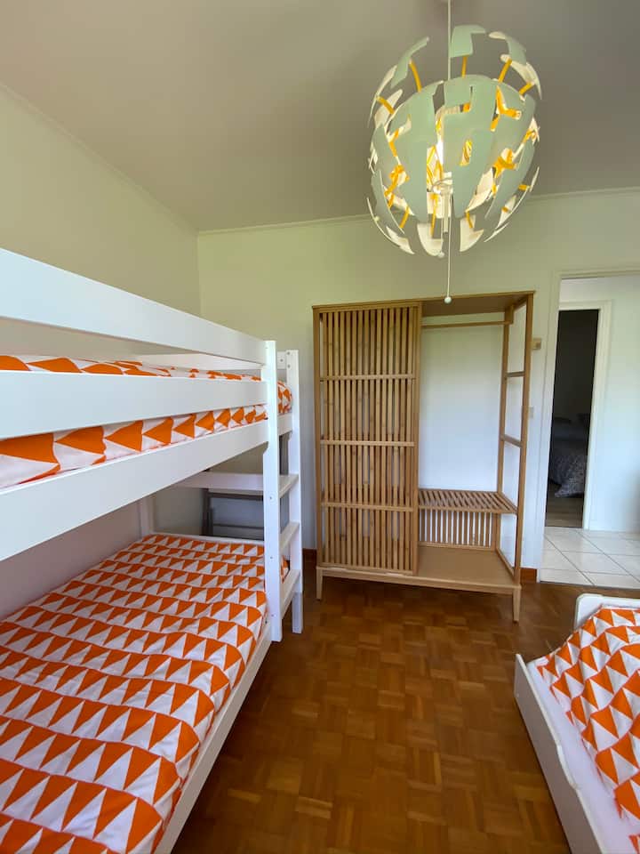 Dormitorio para niños, cama extra en el cajón a la derecha