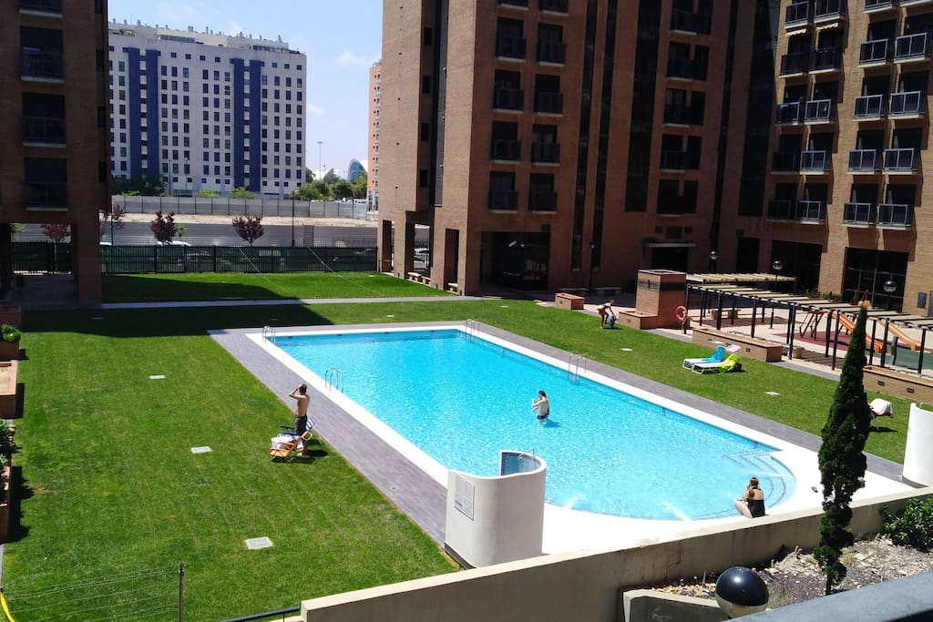 Piscina y zona de juegos