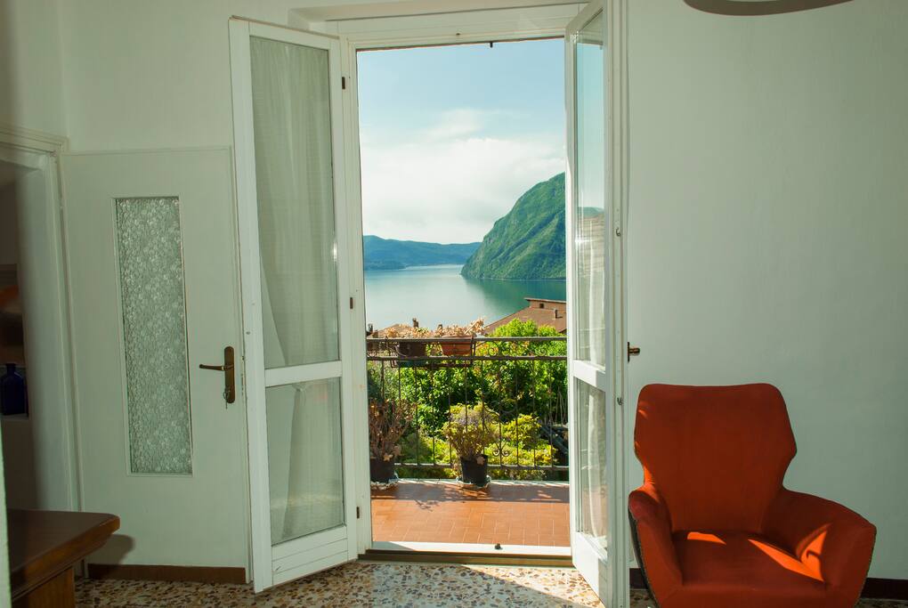 Vista dalla finestra dal balcone