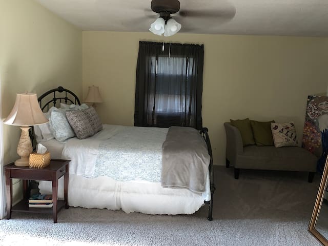 Old East Dallas Upstairs Private Apartment