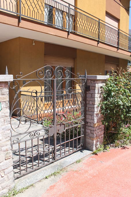 ingresso con cancello in ferro battuto