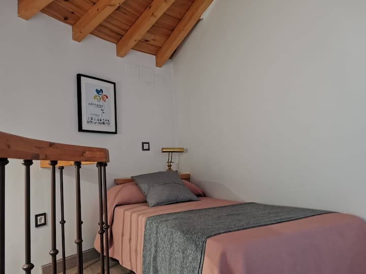 Habitación y cama planta alta