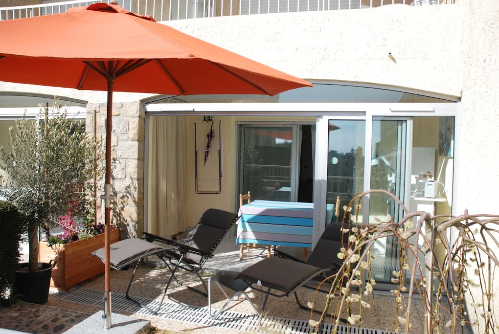 terrasse équipé de 2 transats haut de gamme, table basse et parasol