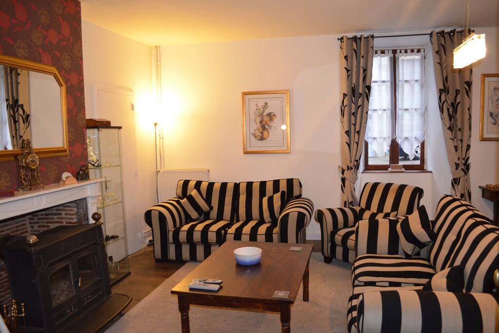 Lounge with uk freeview tv