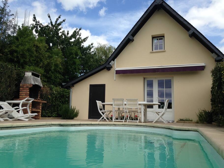 Grande terrasse autour de la piscine avec salon de jardin et barbecue