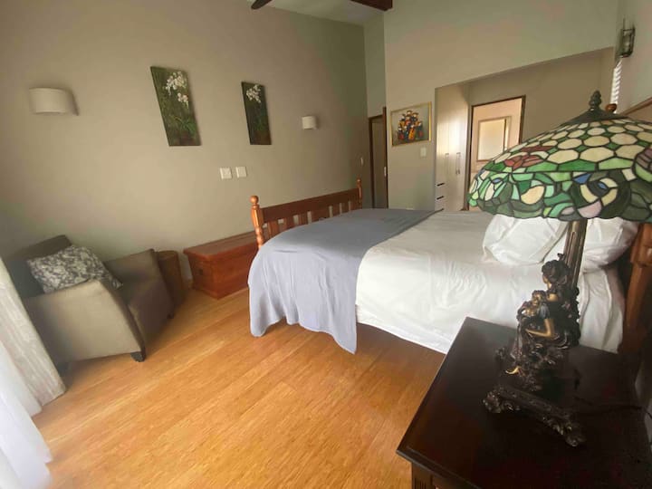 Main bedroom with queen size bed. 