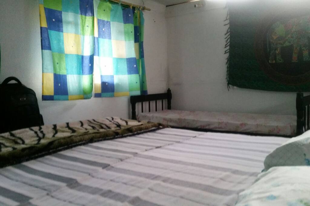 Quarto casal com cama extra