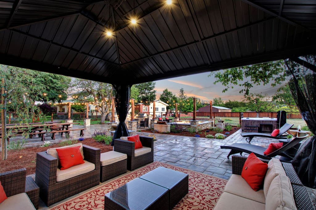 Patio Bar, Grill and Hot Tub!
