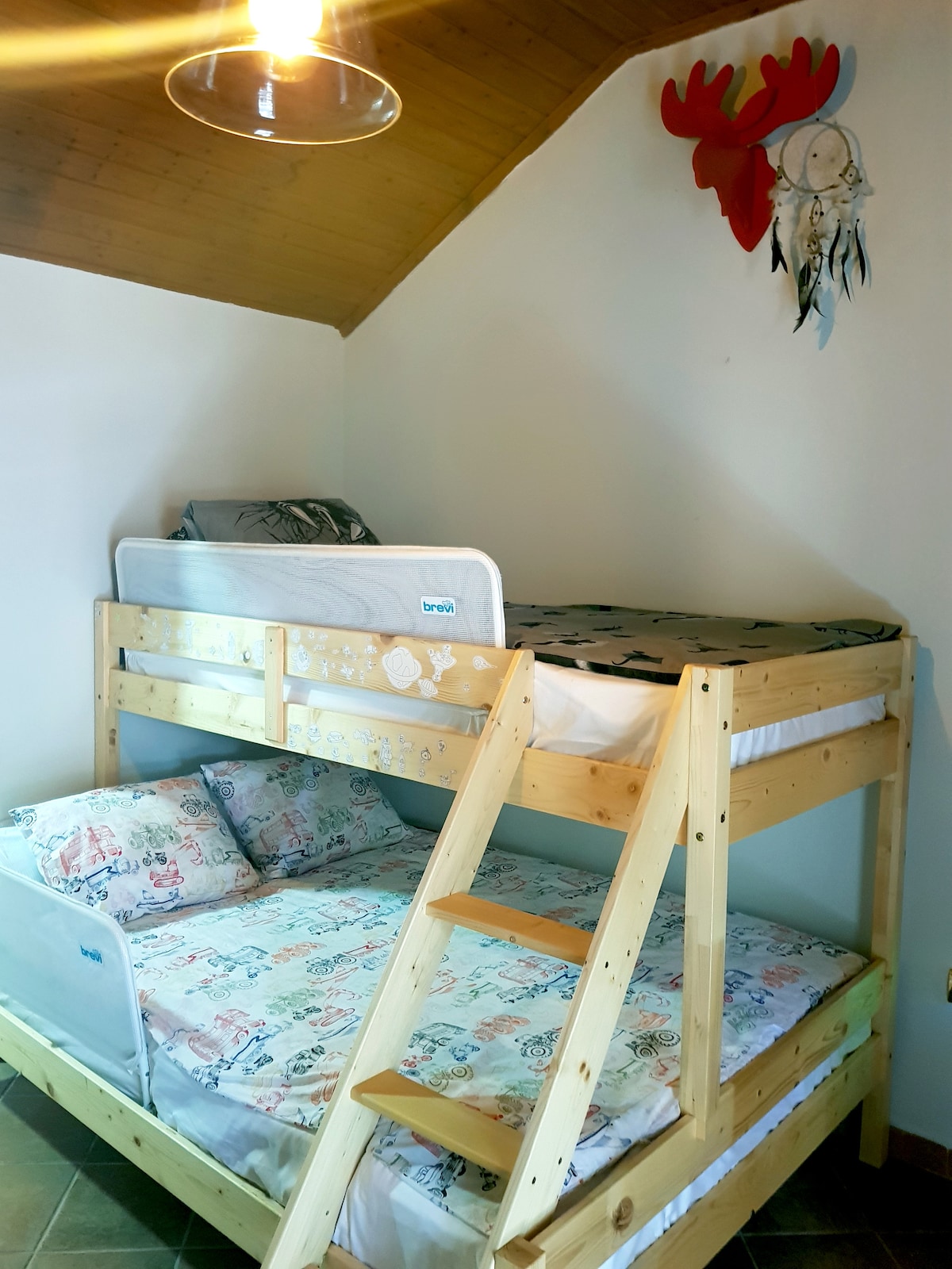 חדר שינה בקומה הראשונה.