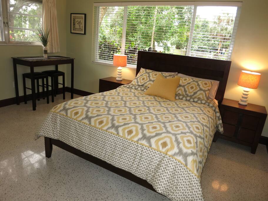 Queen size bed with a super comfortable Serta mattress