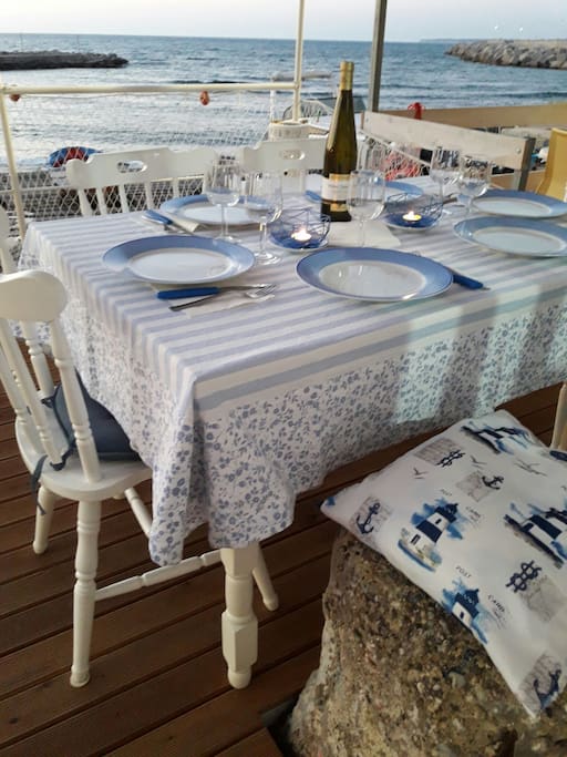 cena al tramonto sulla pedana in teak scrutando l'orizzonte