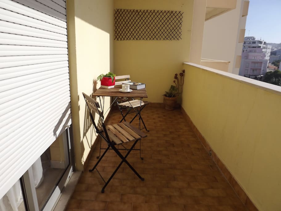 Varanda soalheira e com vista panorâmica. Sunny Balcony