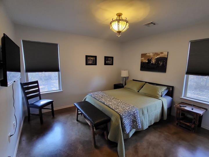 Camera da letto a nord-ovest, nuovo materasso matrimoniale in memory foam. Smart TV da 42", ampio armadio