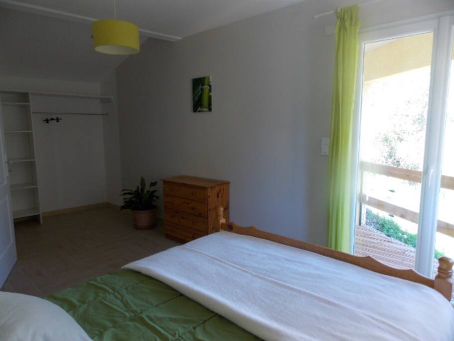 vue sur dressing de la chambre parentale et sur la terrasse