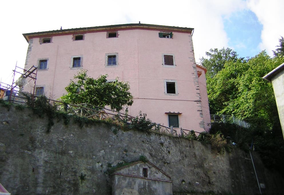 Facciata del Palazzo nella parte più alta del borgo di Sassetta