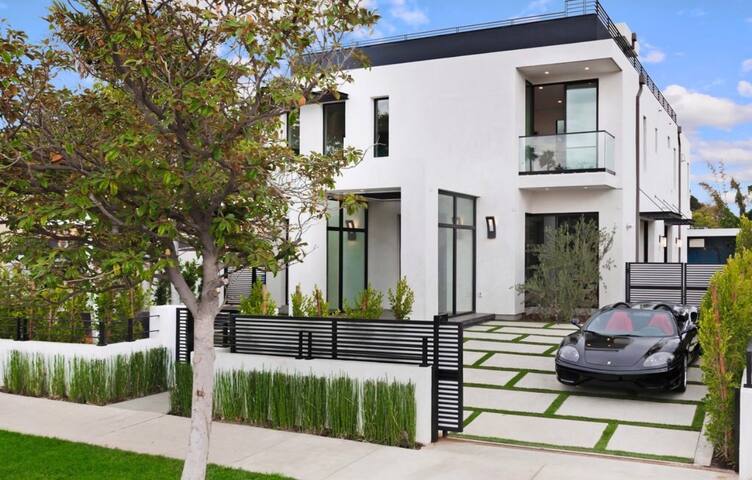 ♛ MODERN LUXURY W/ HUGE ROOFTOP, SHOPS, CULTURE ❀ gallery image 5