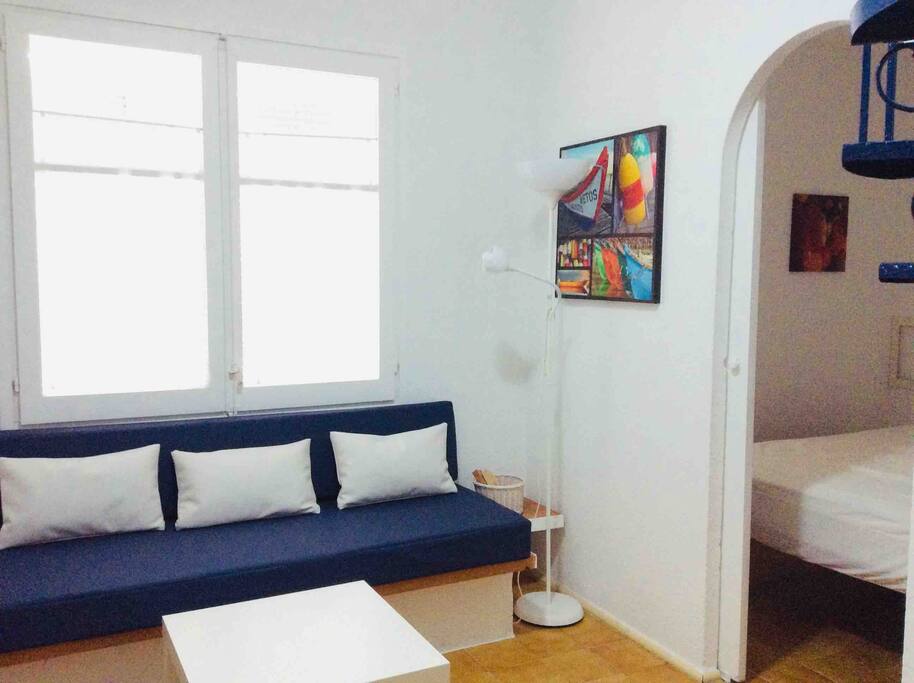 SALA DE ESTAR Y PUERTA HABITACION CAMA DOBLE
