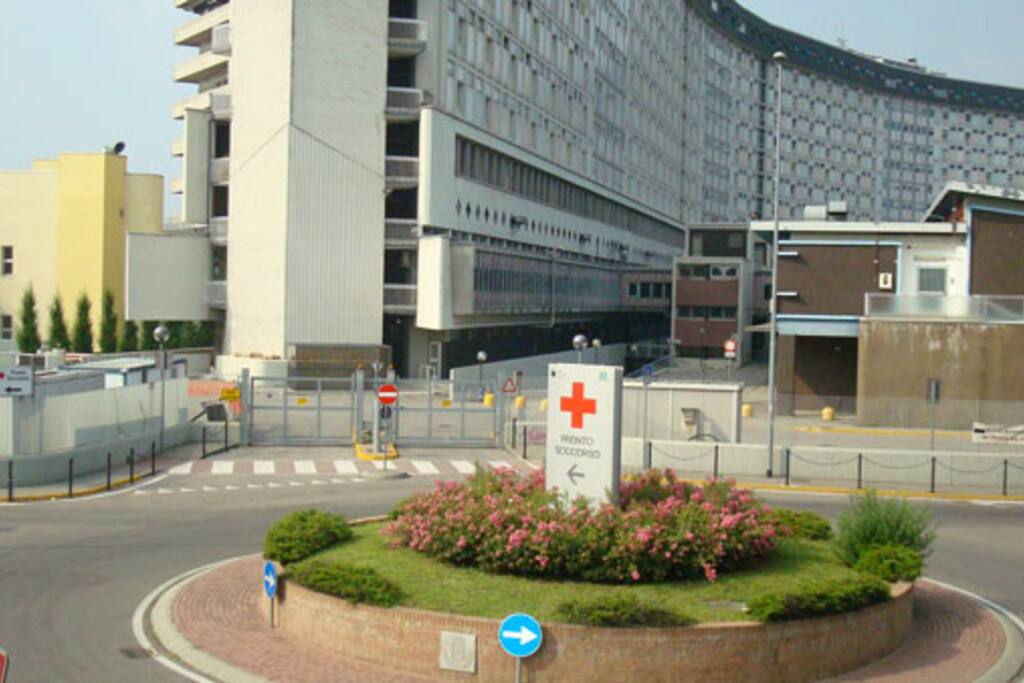 La vista dal nostro appartamento all'ultimo piano. Proprio di fronte all'Ospedale. L'ideale per assistere i propri familiari velocemente e comodamente