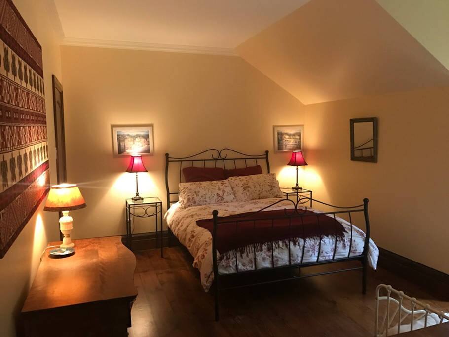 Chambre 2 (lit queen) / Room 2 (Queen bed)